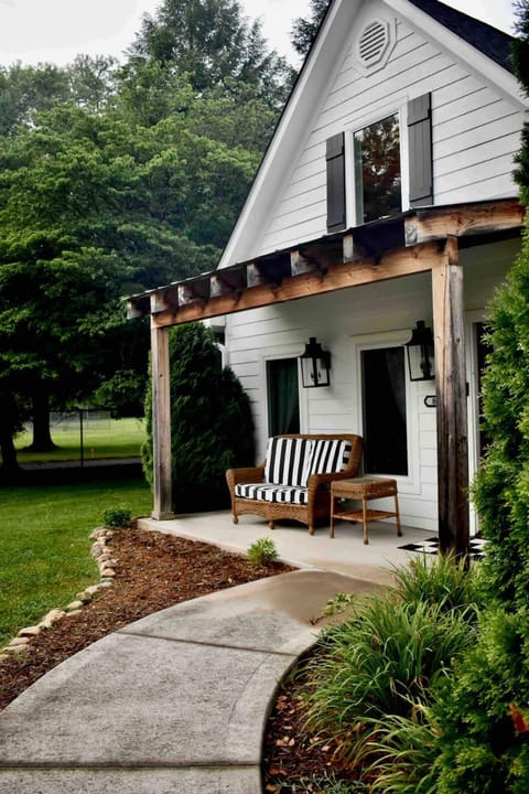 Riverfront farmhouse Walking distance to awesome House in Townsend