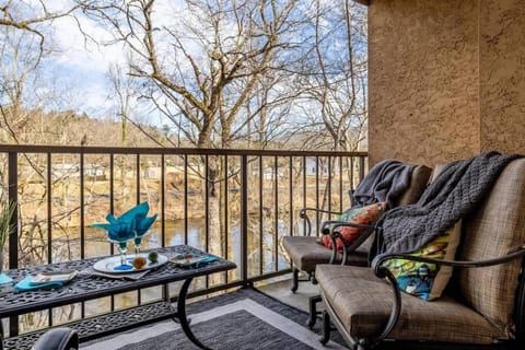 Riverfront Condo Super Conveniently Located Apartment in Townsend