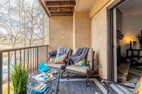 Riverfront Condo Super Conveniently Located Apartment in Townsend