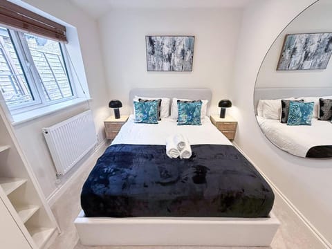 Bed, View (from property/room), Decorative detail, Bedroom, flat iron, hair dryier, heating, towels, wardrobe