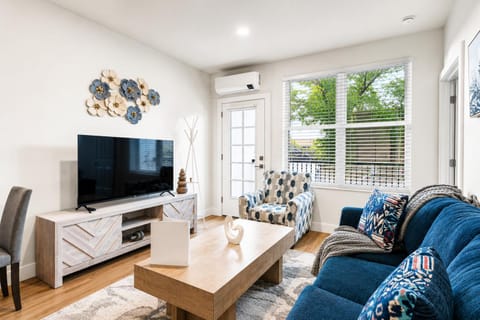 TV and multimedia, Living room, Seating area, Evening entertainment, air conditioner