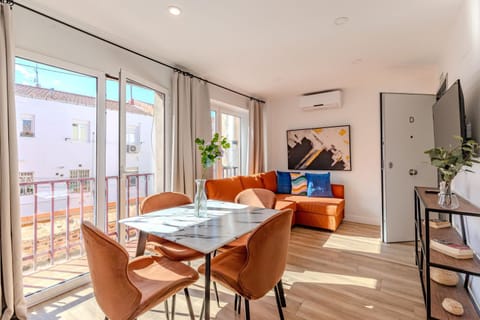TV and multimedia, Living room, Seating area, Dining area