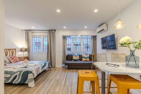 Bed, TV and multimedia, Living room, Photo of the whole room, Seating area, Dining area, Bedroom, towels, air conditioner