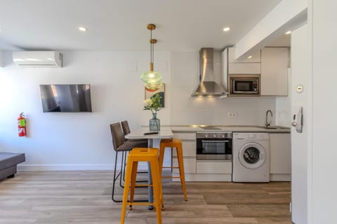 Kitchen or kitchenette, Living room, Seating area, Dining area, oven, pet friendly, stove, toaster, washing machine