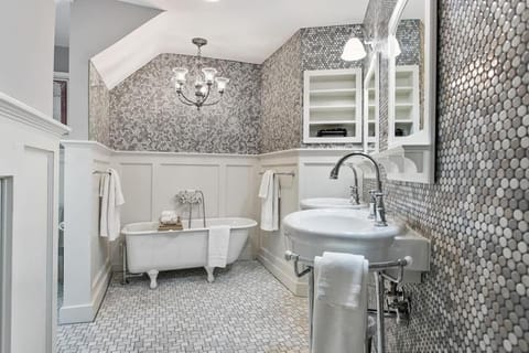 Chateau d'Vine Victorian Farmhouse House in Saugatuck