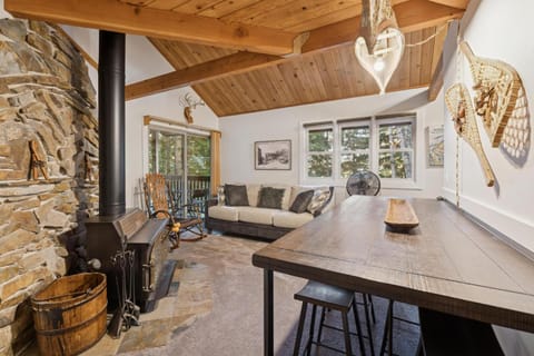 Day, Living room, Seating area, Dining area, fireplace, furniture