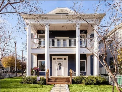 Property building, Facade/entrance, Spring, Neighbourhood, Garden, Garden view, Street view