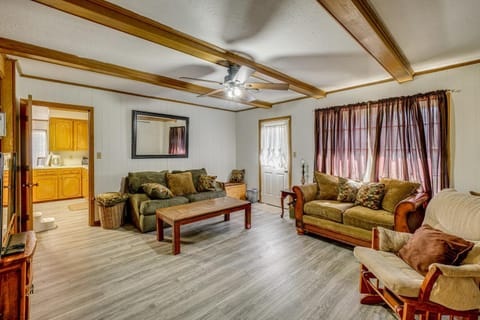 Family Home with Yard - 5 Mi to Jackson State Campus House in Jackson