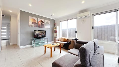Communal lounge/ TV room, TV and multimedia, Living room, Seating area, Evening entertainment