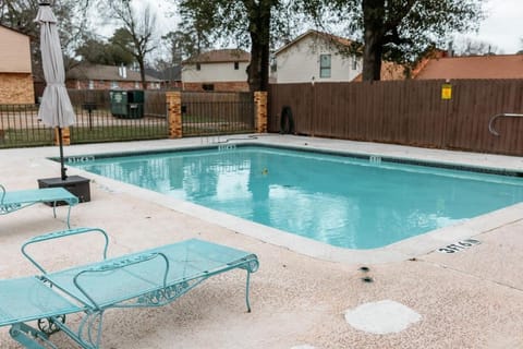 Rest Easy Retreat - 2BR Near SHSU - Pool - WiFi - Free Parking Apartment in Huntsville