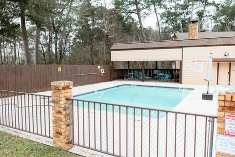 Rest Easy Retreat - 2BR Near SHSU - Pool - WiFi - Free Parking Apartment in Huntsville