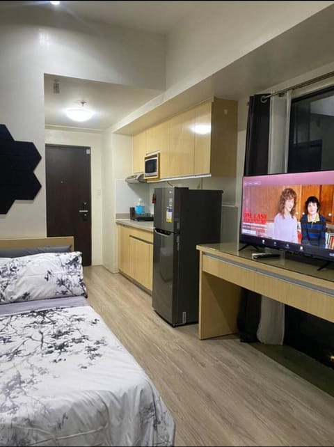 Bed, TV and multimedia, Kitchen or kitchenette, Photo of the whole room, Evening entertainment, Bedroom, oven