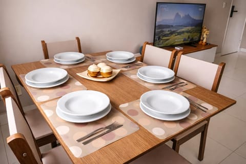 Living room, Food and drinks, Seating area, Dining area, Food