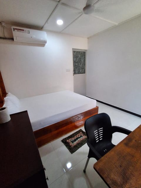Bed, Photo of the whole room, Seating area, Bedroom, air conditioner