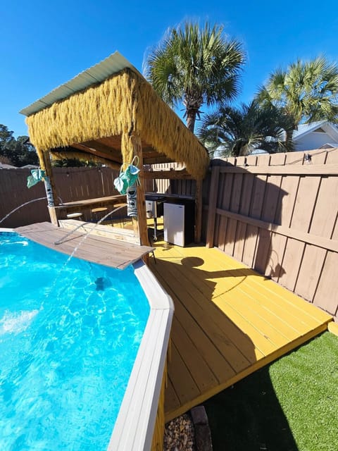 Lounge or bar, Pool view, Swimming pool, minibar