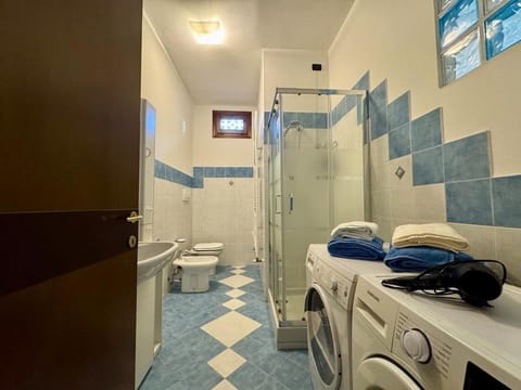 Toilet, Bathroom, towels, washing machine, dryer