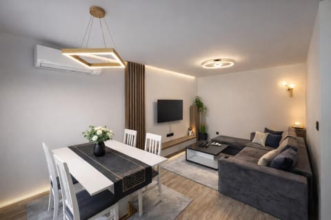 Communal lounge/ TV room, Bed, TV and multimedia, Living room, Photo of the whole room, Seating area, Evening entertainment, air conditioner