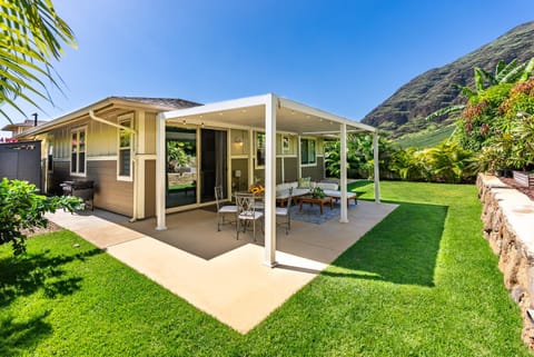 Property building, Patio, BBQ facilities, Garden, Seating area, Dining area, Garden view, Mountain view