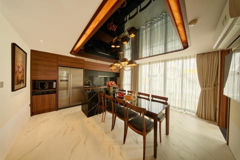 Kitchen or kitchenette, Dining area