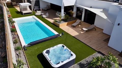 Patio, Swimming pool, sunbed