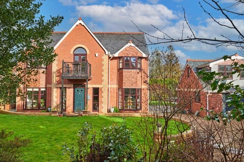 Property building, Facade/entrance, Spring, Day, Natural landscape, Garden, Garden view