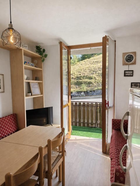 View (from property/room), Balcony/Terrace, Kitchen or kitchenette, Living room, Seating area, Dining area