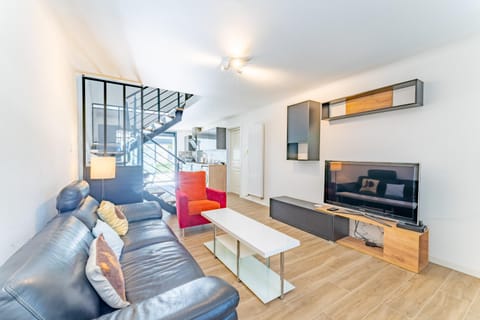 TV and multimedia, Kitchen or kitchenette, Living room, Seating area, Dining area, minibar, oven, pet friendly, stove