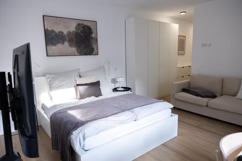 Bed, Photo of the whole room, Seating area