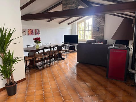 Communal lounge/ TV room, TV and multimedia, Dining area, Evening entertainment