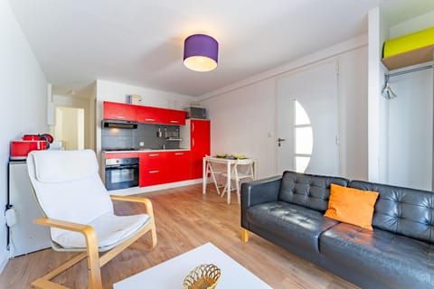 Kitchen or kitchenette, Living room, Seating area, Dining area, oven, pet friendly, stove