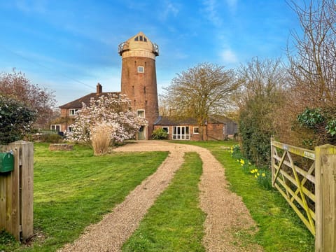 Property building, Spring, Day, Natural landscape, Garden, Garden view