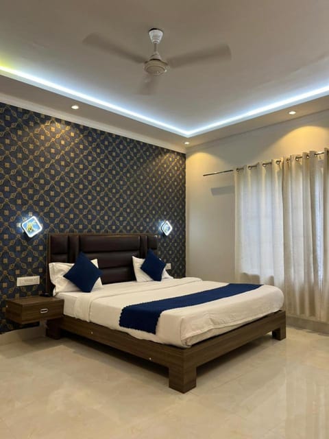 Bed, Bedroom, fireplace