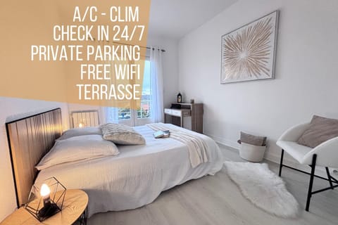 Bed, Balcony/Terrace, Photo of the whole room, Bedroom, towels