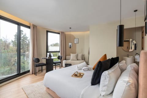 Bed, TV and multimedia, Living room, Photo of the whole room, Seating area, Dining area, towels