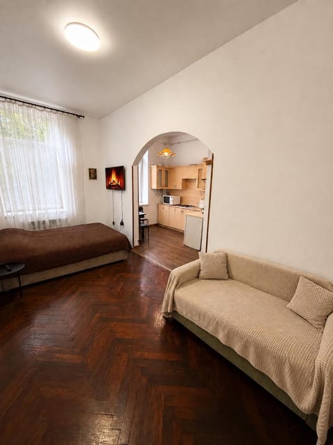 Bed, TV and multimedia, Seating area, Bedroom