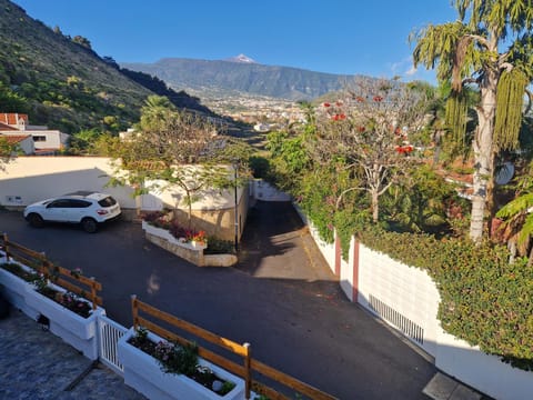 Off site, Neighbourhood, Mountain view, Parking