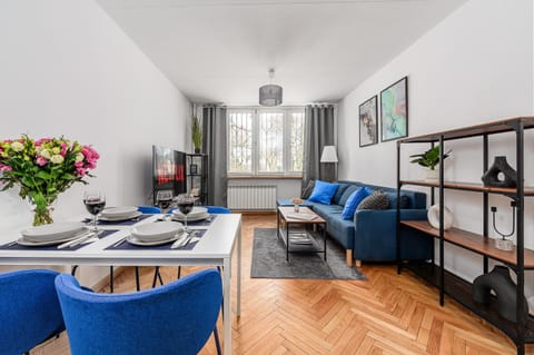 TV and multimedia, Kitchen or kitchenette, Living room, Seating area, Dining area