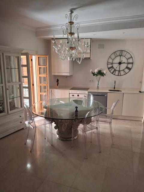 Kitchen or kitchenette, Seating area, Dining area