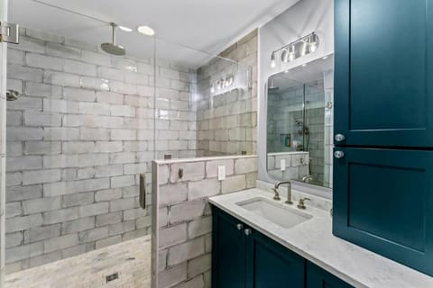 Amazing Rooftop Patio Overlooking street Apartment in Knoxville