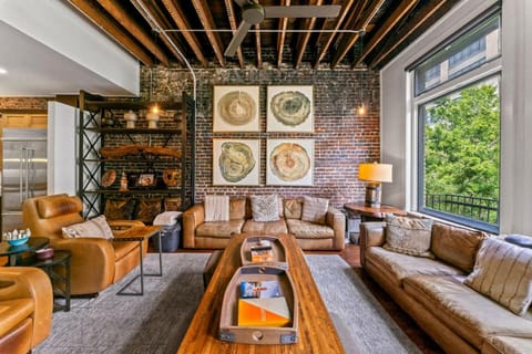 Amazing Rooftop Patio Overlooking street Apartment in Knoxville