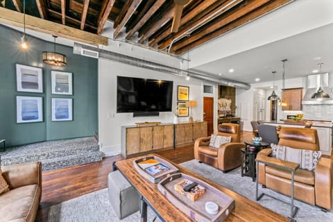 Amazing Rooftop Patio Overlooking street Apartment in Knoxville