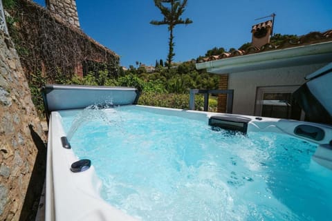 Hot Tub, Hot Tub