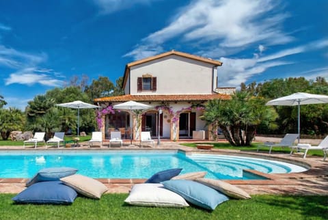 Property building, Patio, Garden, Garden view, Pool view, Swimming pool, Open Air Bath, sunbed