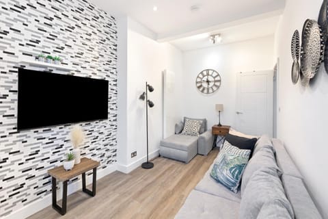 TV and multimedia, Living room, Decorative detail, Seating area, furniture