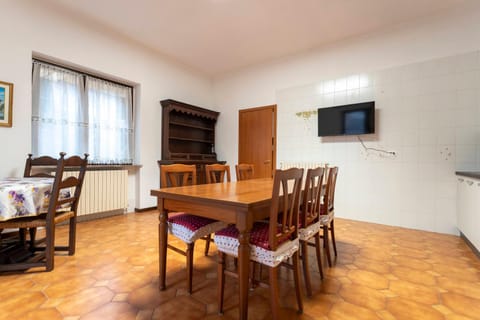 Communal lounge/ TV room, TV and multimedia, Living room, Seating area, Dining area, Evening entertainment