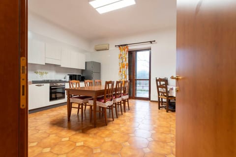 Kitchen or kitchenette, Dining area, dishwasher, minibar, oven, stove