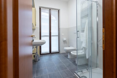 Shower, Toilet, Bathroom, bidet, towels