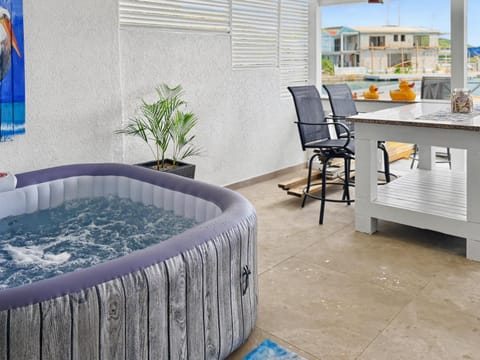 Hot Tub, Hot Tub, Dining area