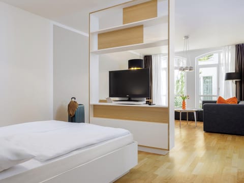 Bed, TV and multimedia, Photo of the whole room