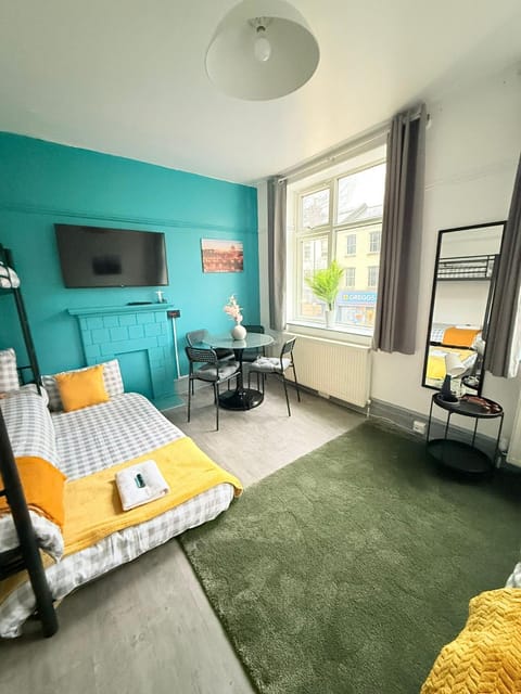 Bed, TV and multimedia, Bedroom